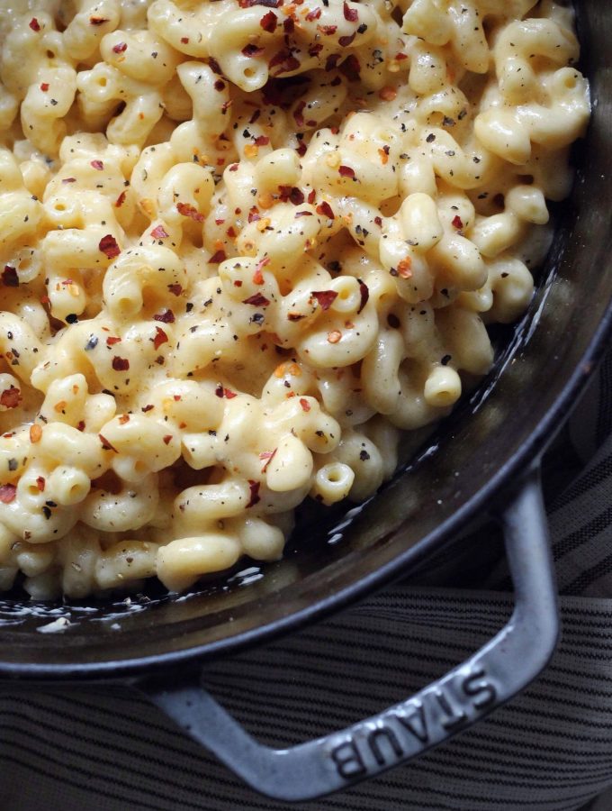 mac and cheese with black pepper and crushed red pepper